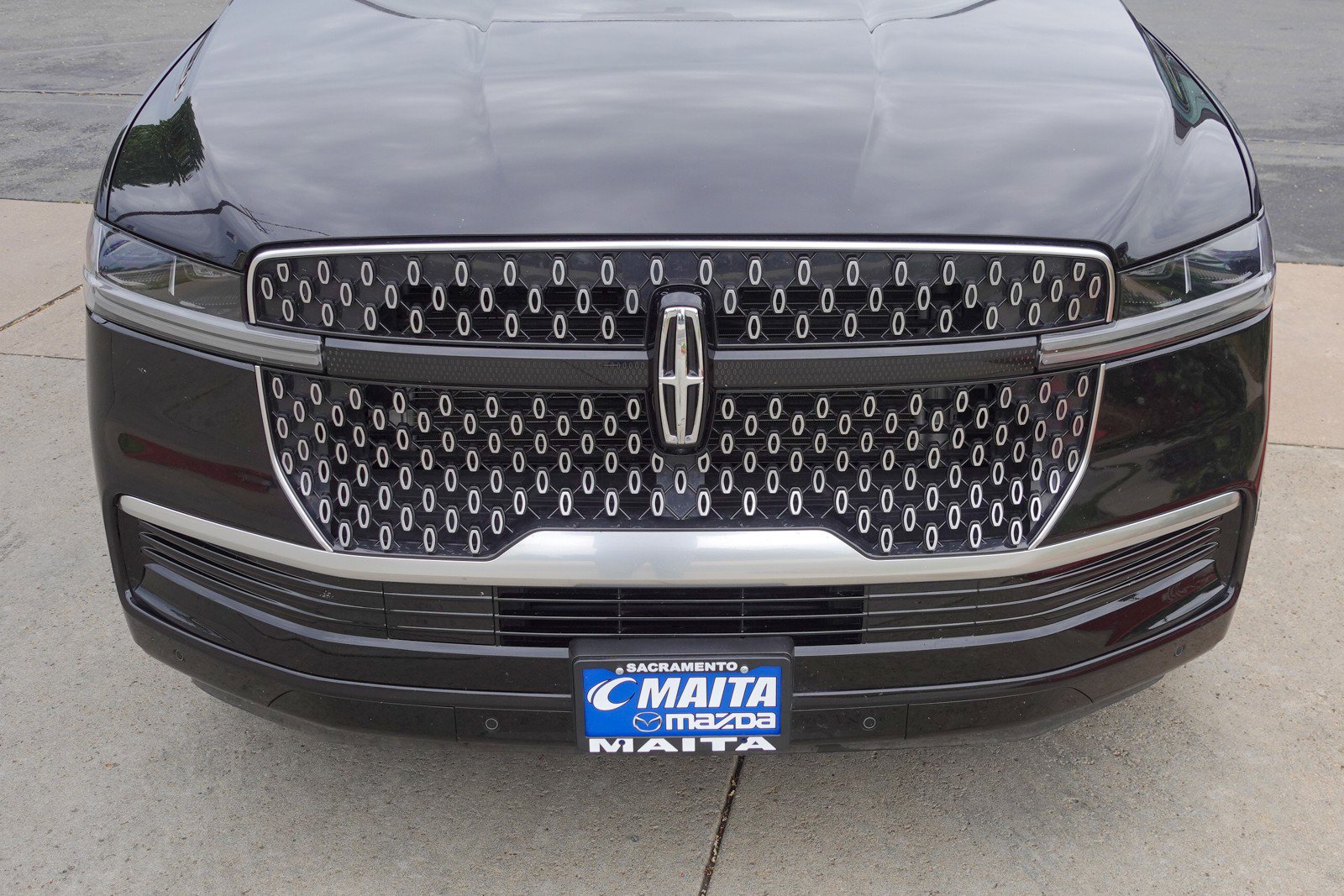 Used 2025 Lincoln Navigator Reserve image 3