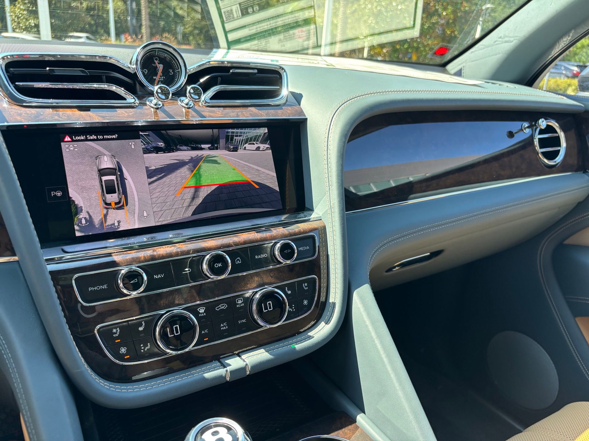 New 2025 Bentley Bentayga Extended Wheelbase image 49