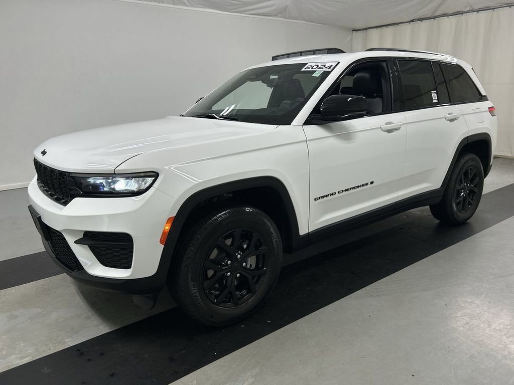 Used 2024 Jeep Grand Cherokee Altitude AWD/4WD image 4