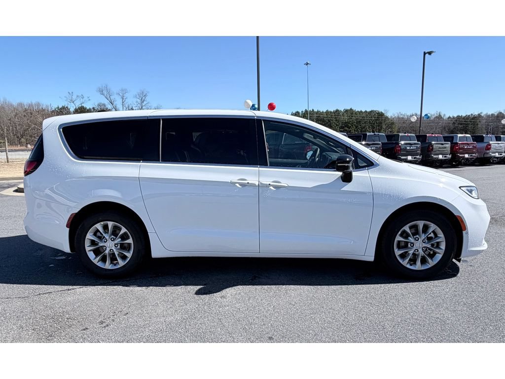 New 2026 Chrysler Pacifica Limited w/ Trailer Tow Group FWD image 4