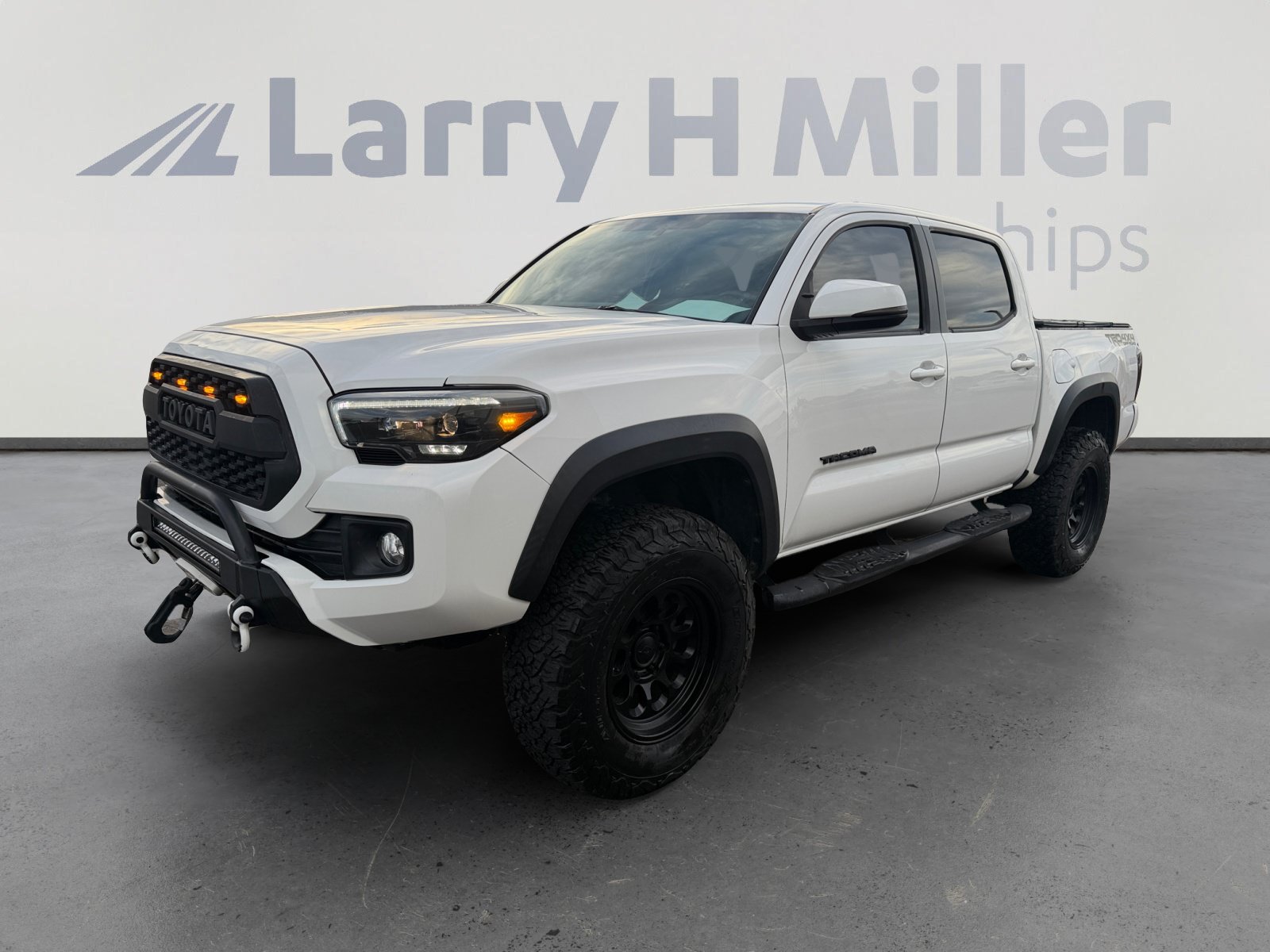 Used 2017 Toyota Tacoma TRD Off-Road w/ Premium & Technology Package AWD/4WD image 1