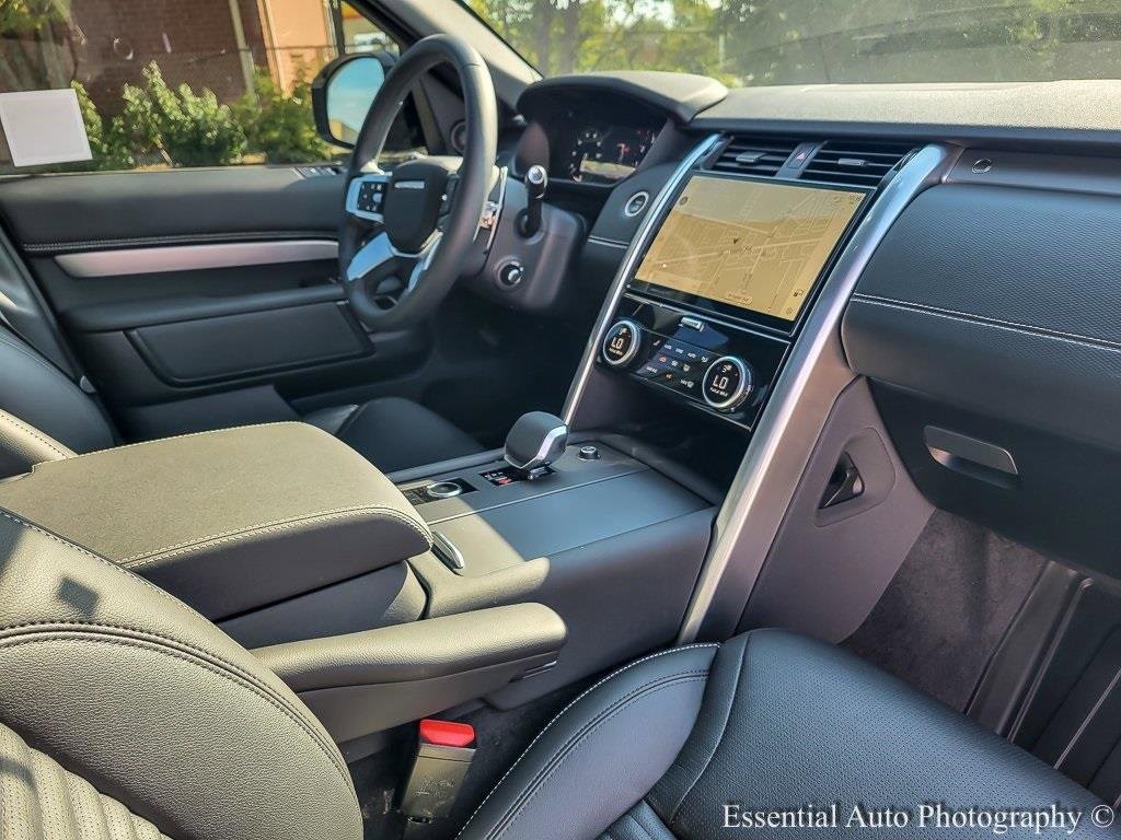 Used 2024 Land Rover Discovery Dynamic SE image 26