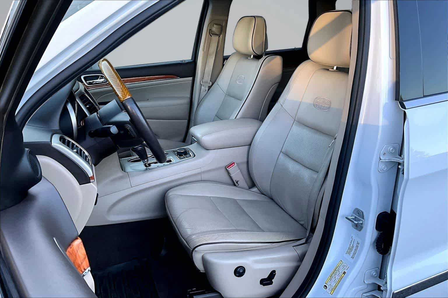 Used 2013 Jeep Grand Cherokee Overland w/ Advance Technology Group AWD/4WD image 11