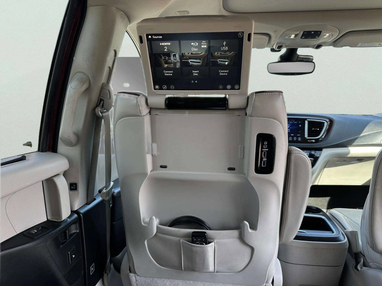 Used 2017 Chrysler Pacifica Limited w/ UConnect Theater Package image 21