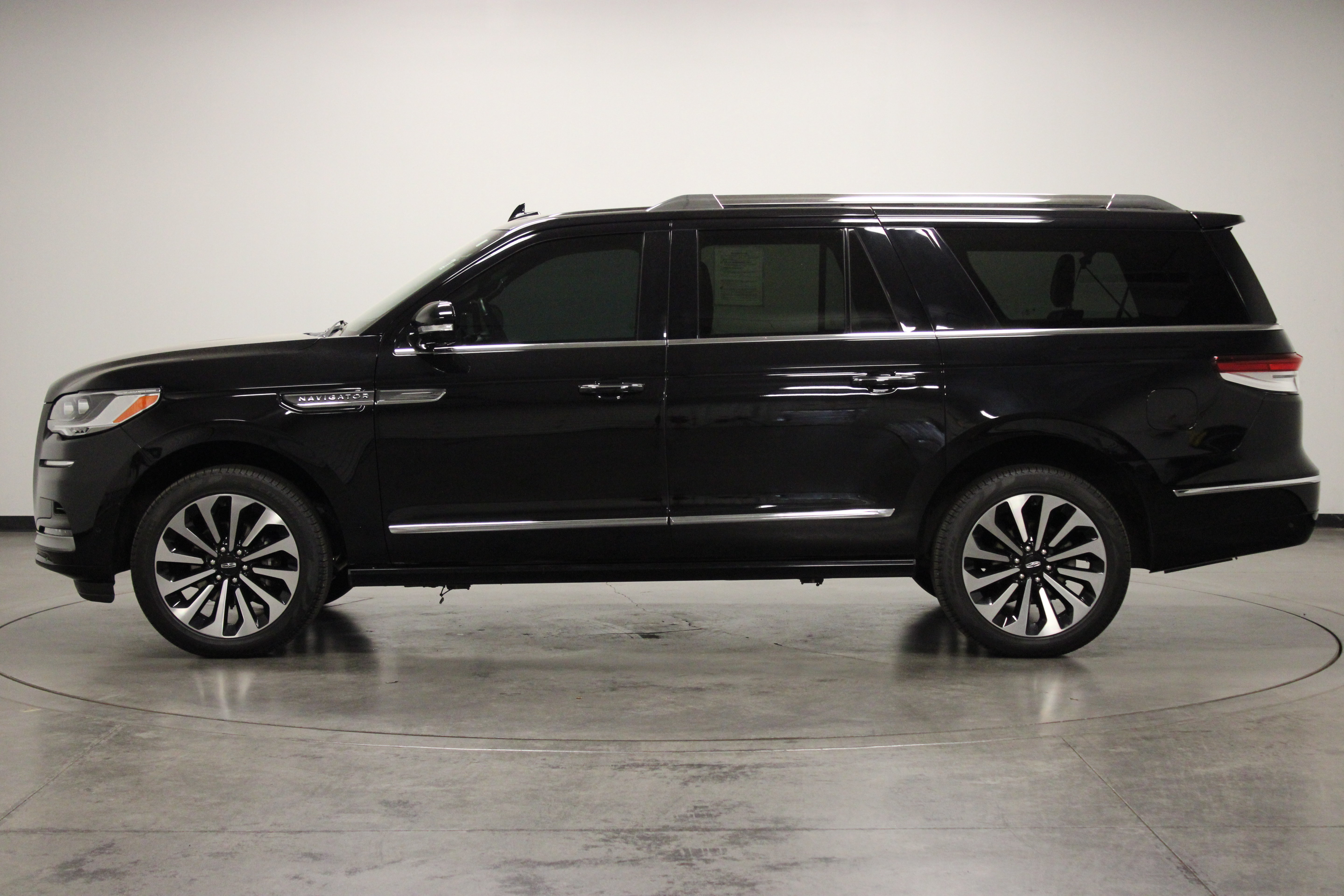 Used 2024 Lincoln Navigator L Reserve AWD/4WD image 5