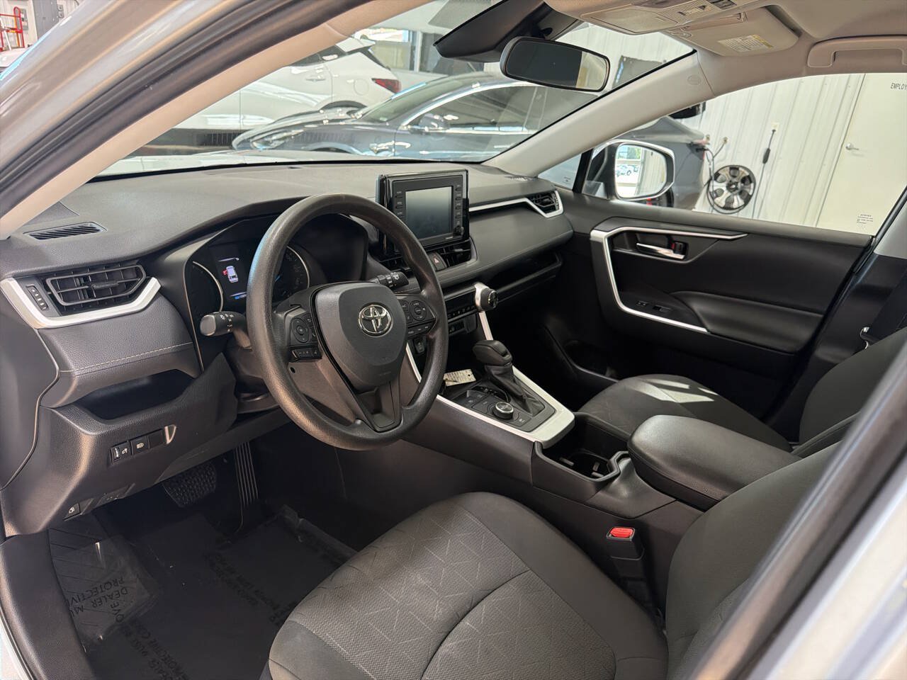 Used 2022 Toyota RAV4 XLE AWD/4WD image 9
