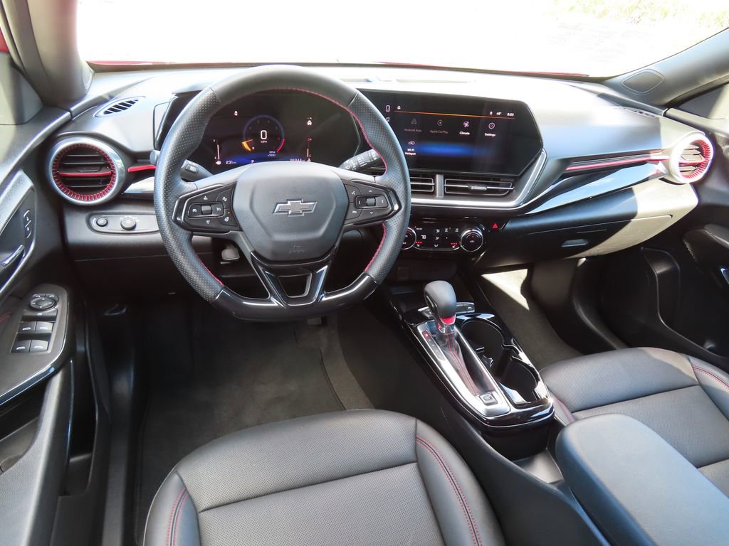 Used 2025 Chevrolet Trax RS w/ Sunroof Package FWD image 4