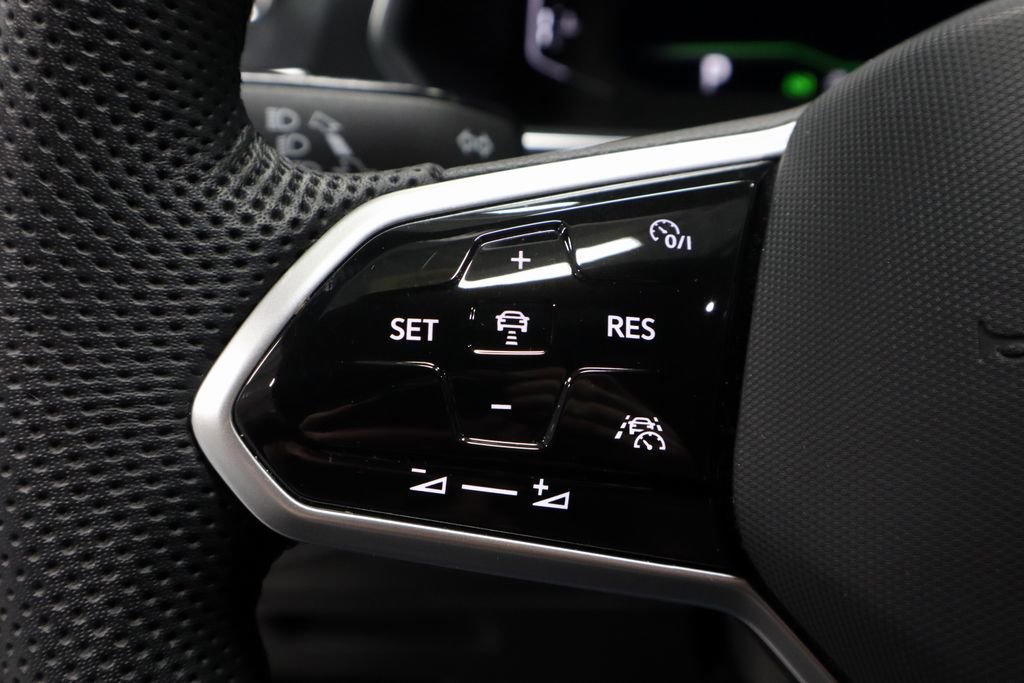 Used 2022 Volkswagen Tiguan SEL R-Line image 31