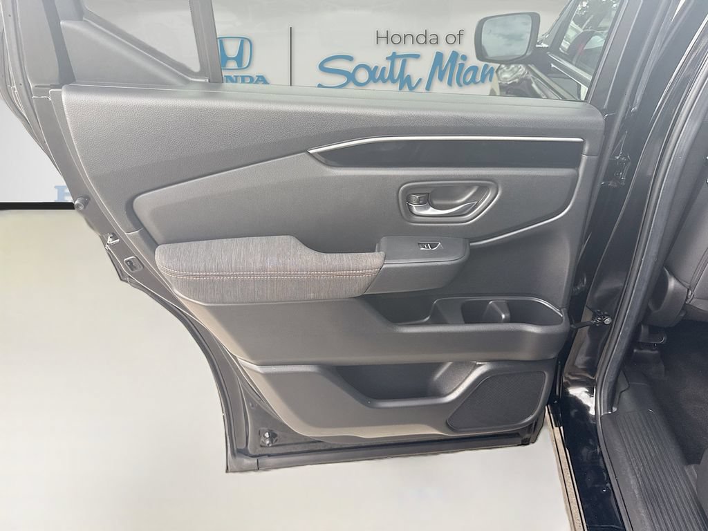 Used 2025 Honda Pilot Sport image 25