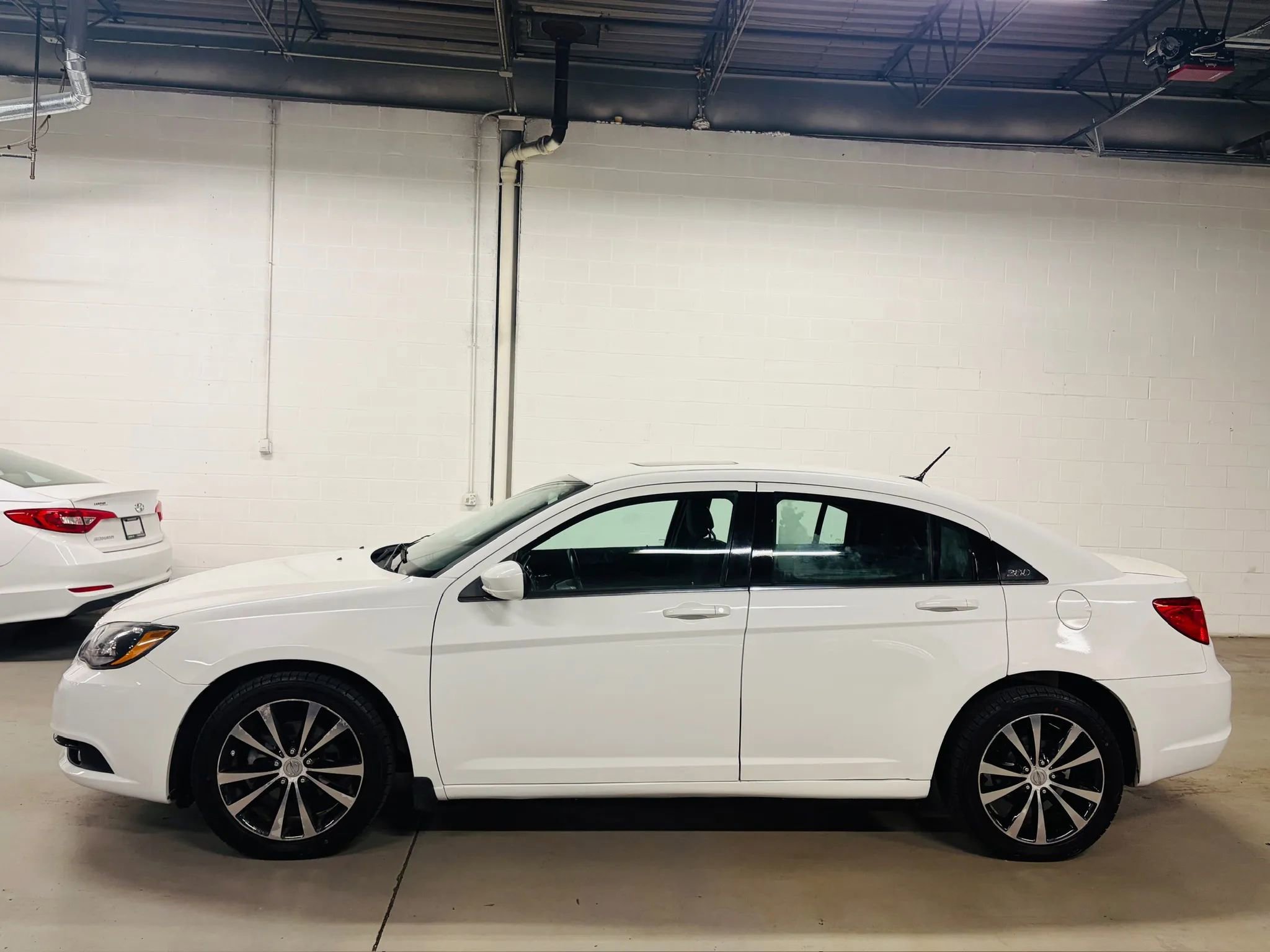Used 2013 Chrysler 200 Touring w/ S Exterior Appearance Pkg FWD image 5