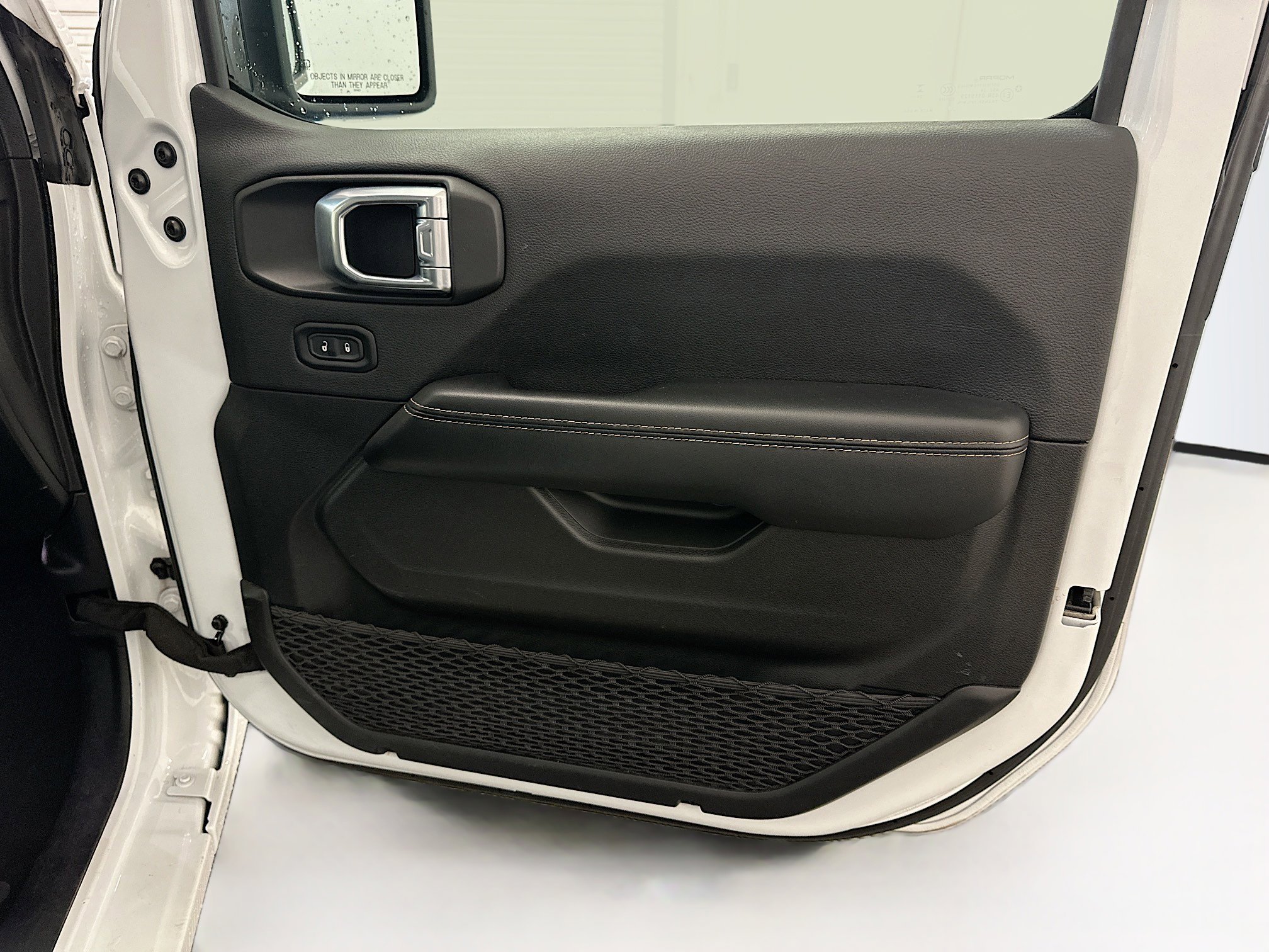 Used 2025 Jeep Wrangler Sahara image 32