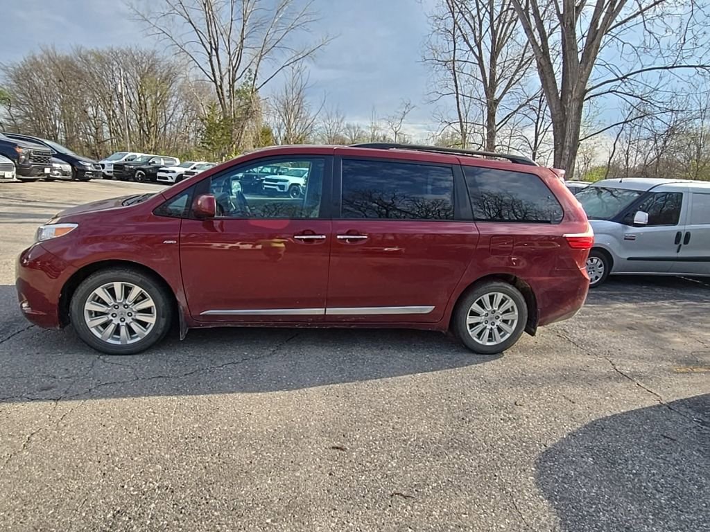 Used 2017 Toyota Sienna XLE image 3