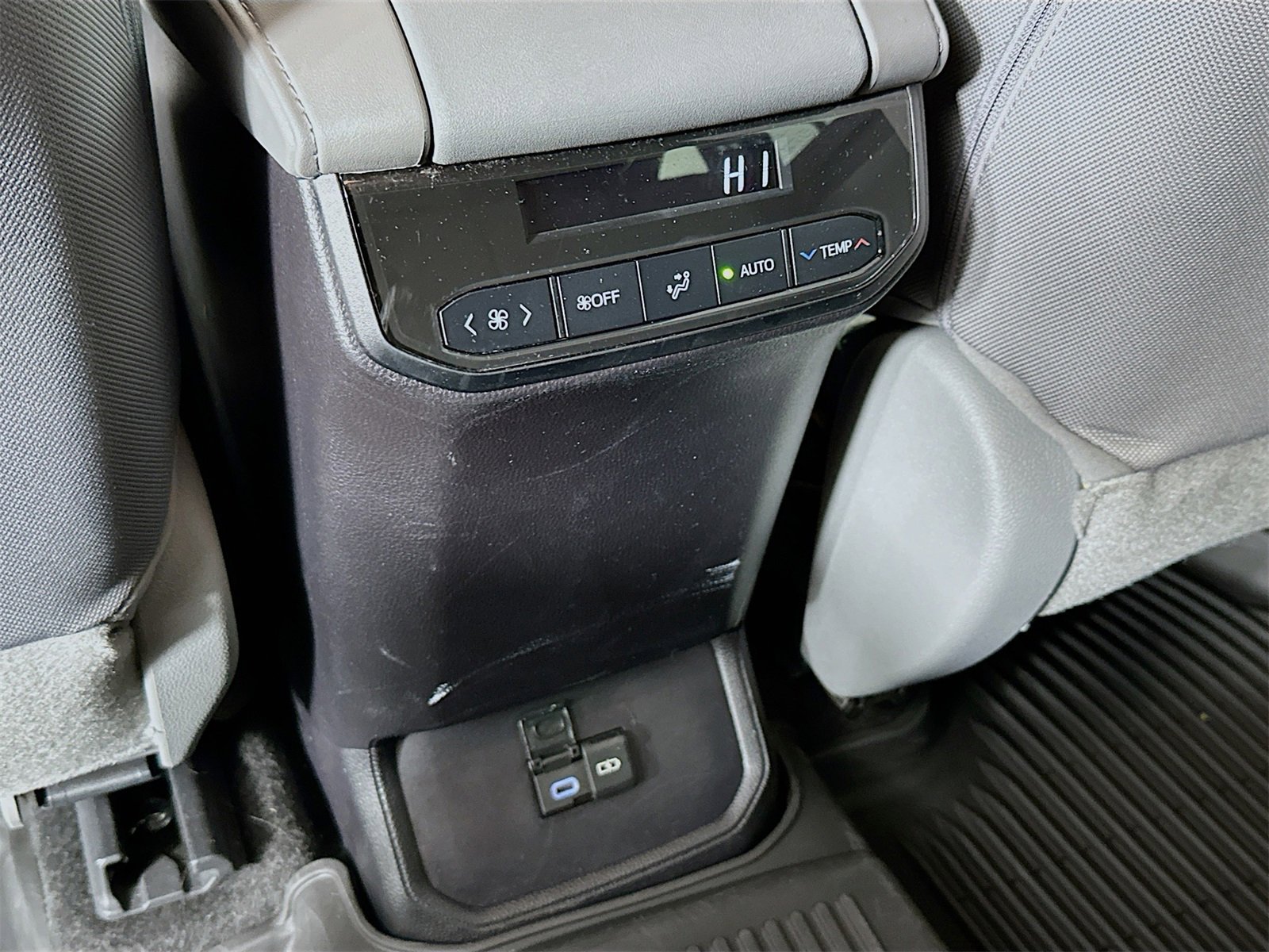 Certified 2023 Toyota Highlander L image 23