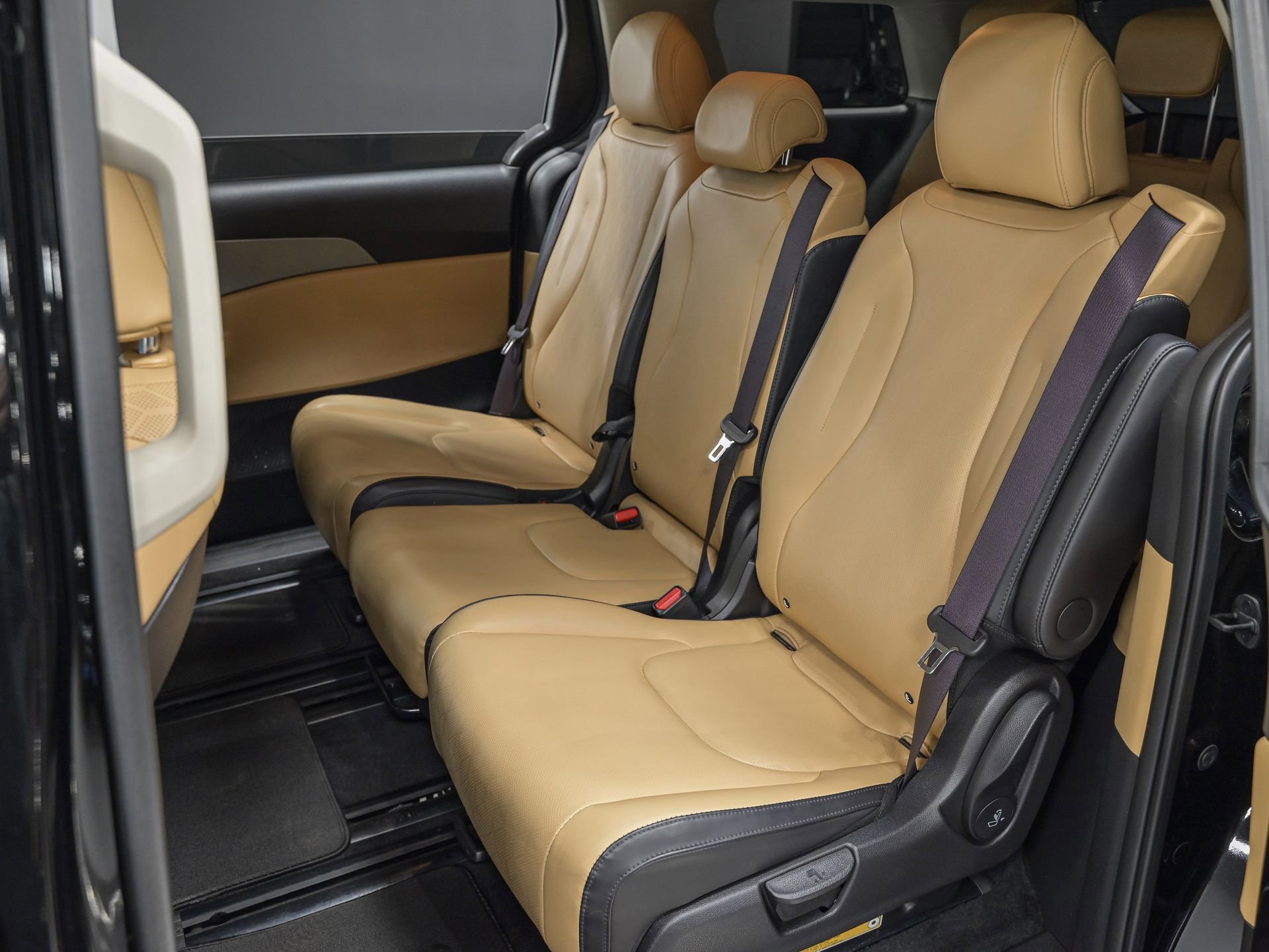 Used 2023 Kia Carnival LX image 27