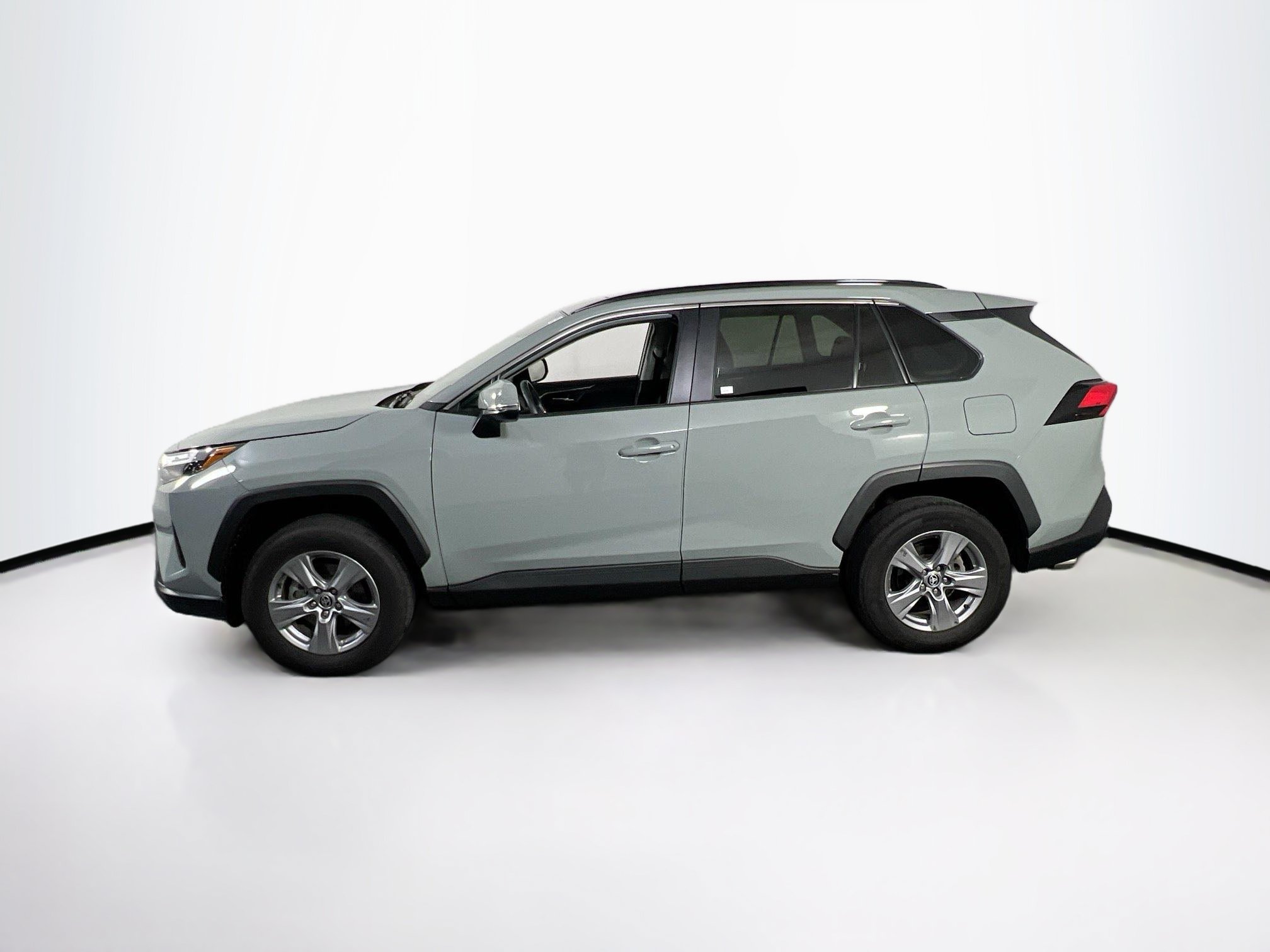 Used 2022 Toyota RAV4 XLE w/ Convenience Package AWD/4WD image 8