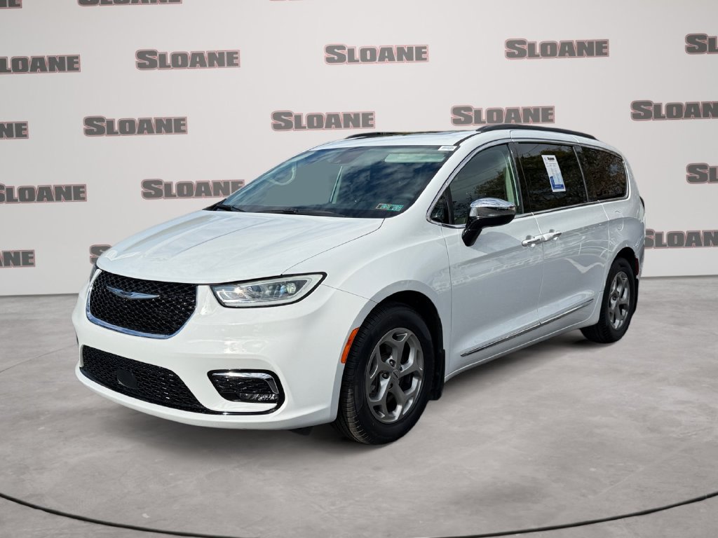 Used 2023 Chrysler Pacifica Limited w/ Uconnect Theater Family Group