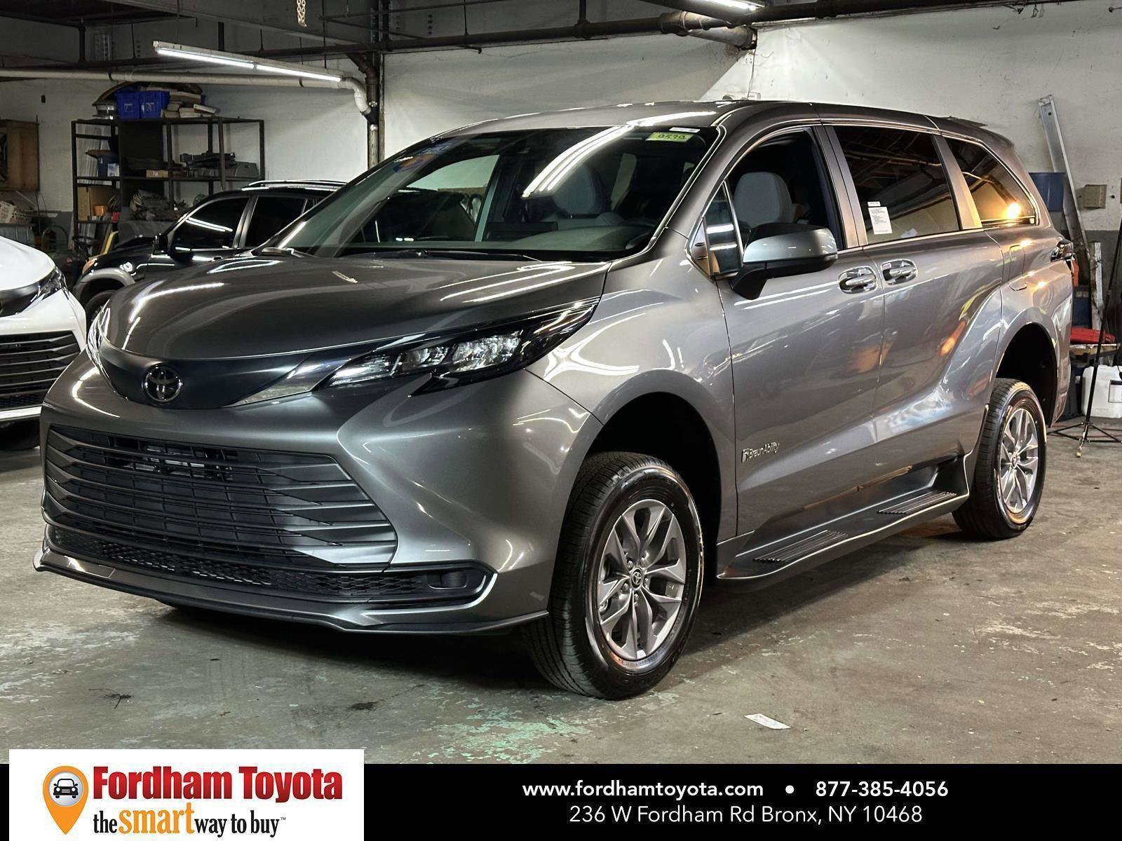 Used 2026 Toyota Sienna LE image 2