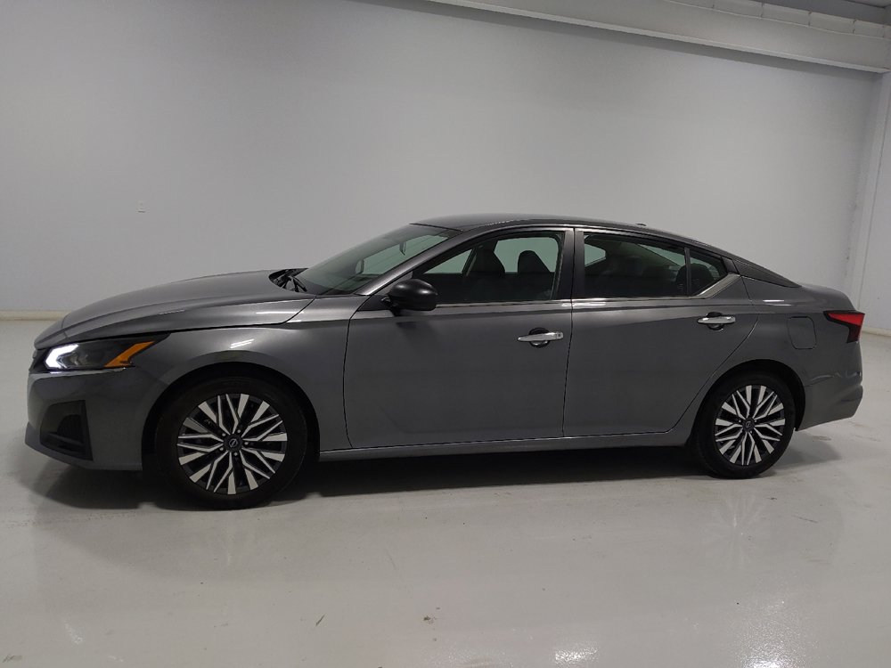 Used 2024 Nissan Altima 2.5 SV FWD image 2