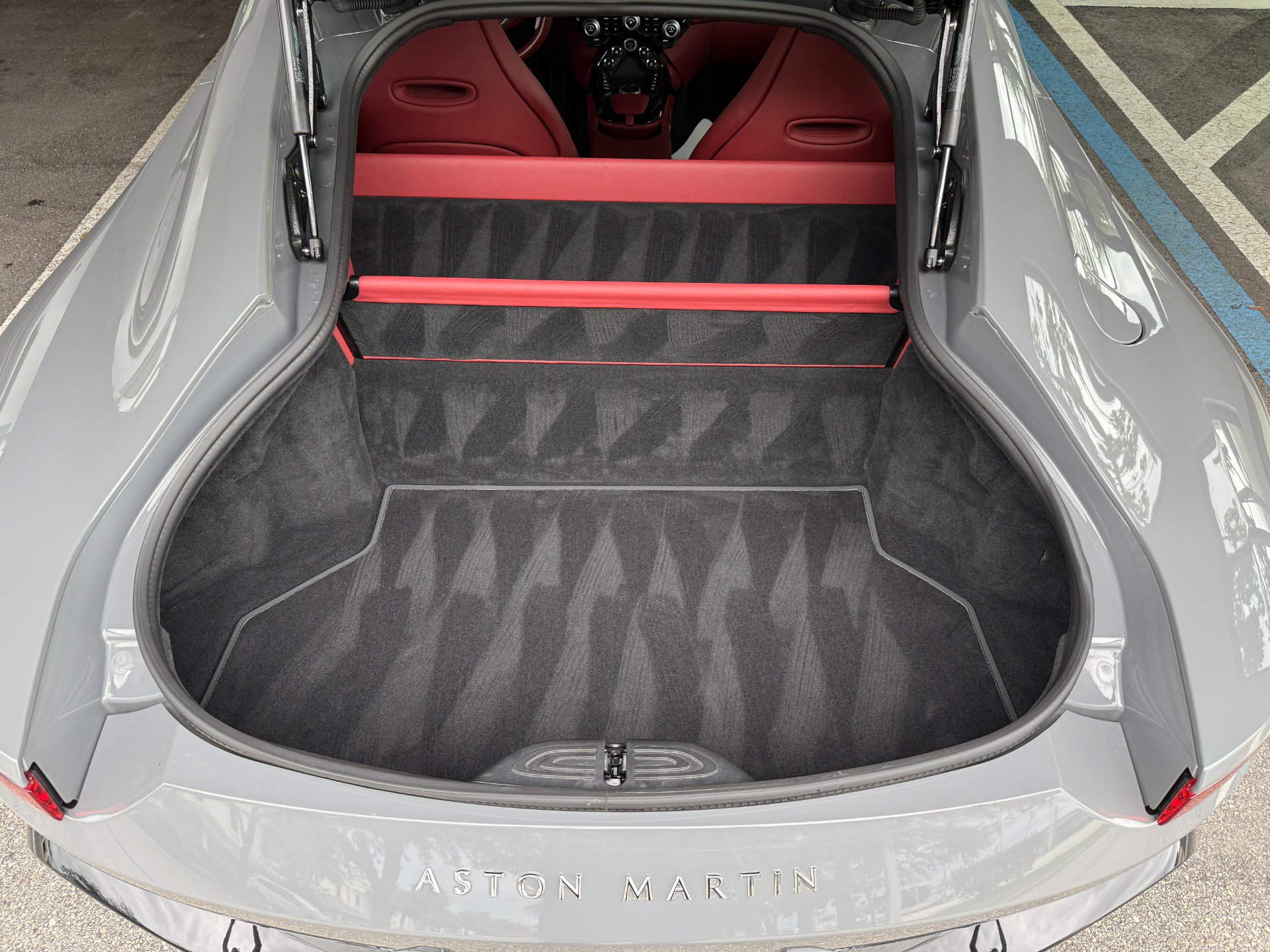 Used 2023 Aston Martin V8 Vantage Coupe image 36