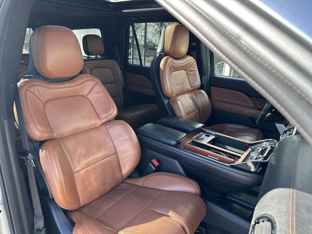 Certified 2020 Lincoln Navigator Reserve w/ Luxury Package image 28