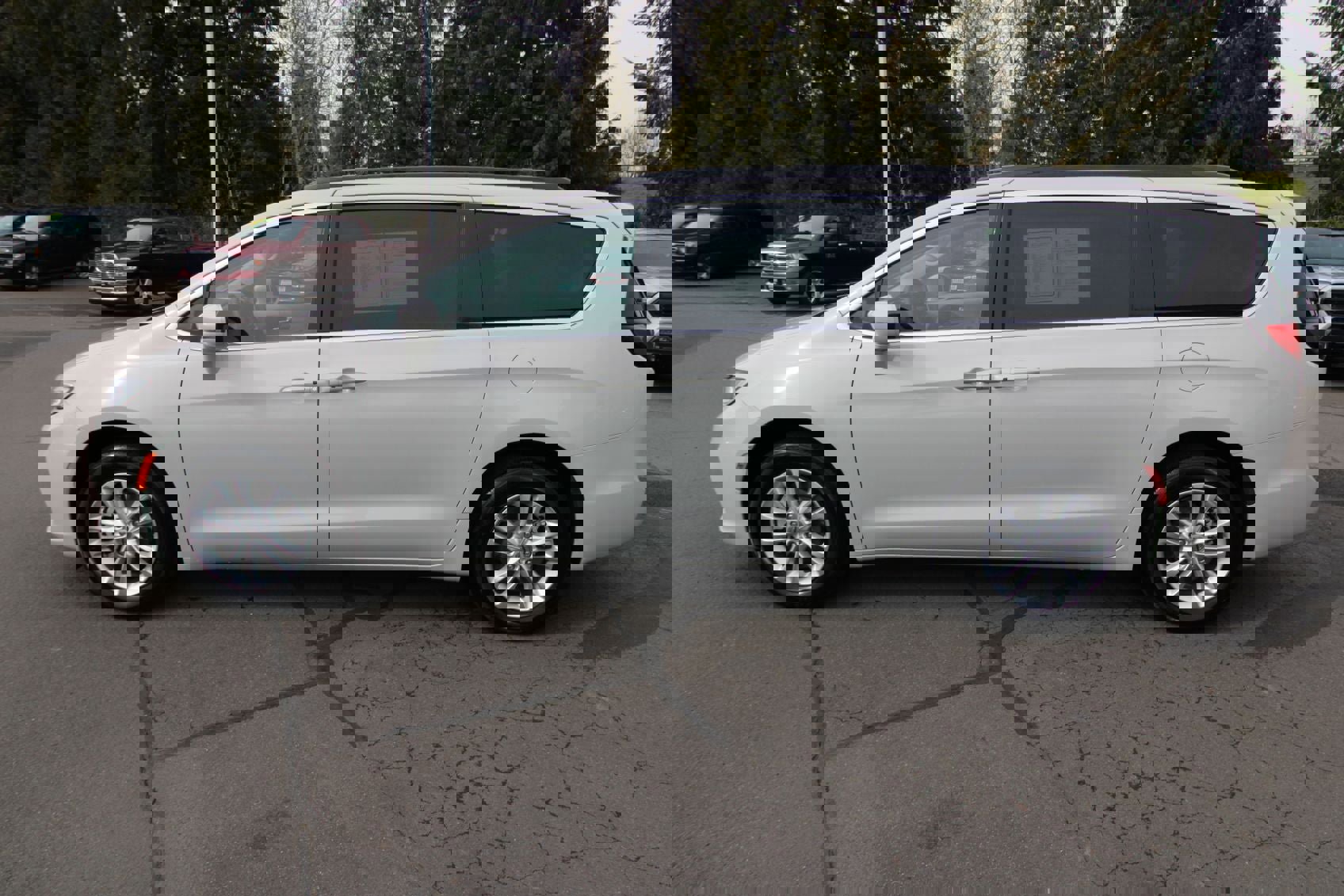 Used 2021 Chrysler Pacifica Touring image 6