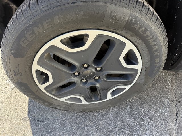 Used 2017 Jeep Renegade Trailhawk image 28