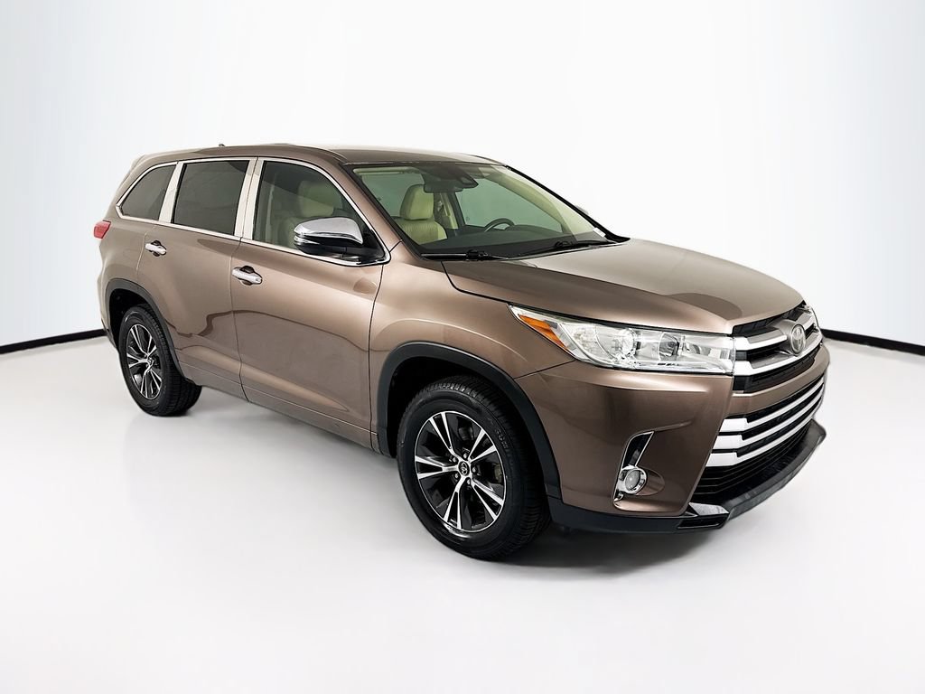 Used 2018 Toyota Highlander Plus FWD image 3