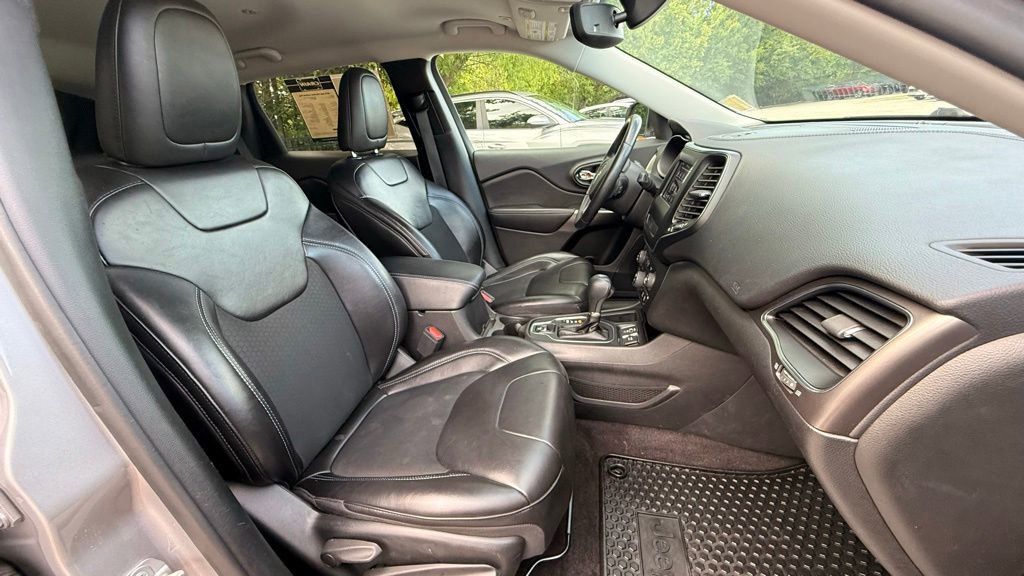 Used 2019 Jeep Cherokee Latitude Plus w/ Comfort/Convenience Group FWD image 40