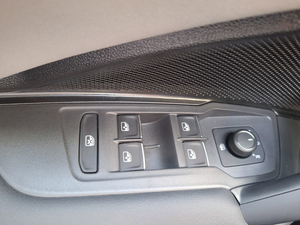 New 2026 Volkswagen Tiguan SE image 19