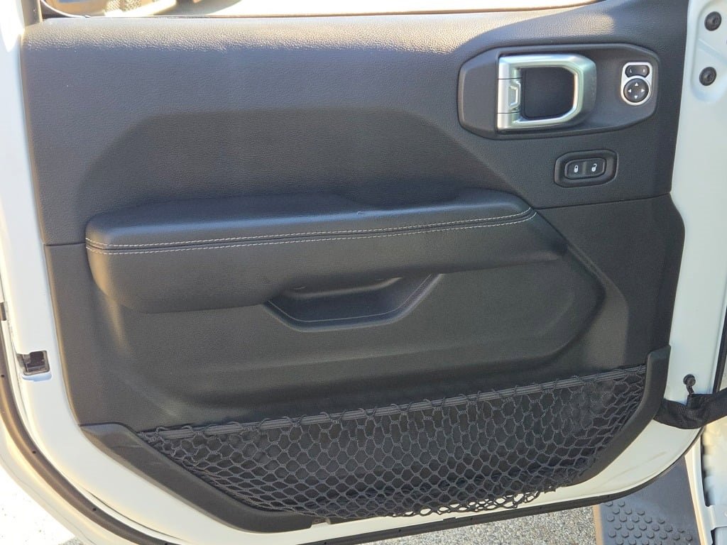 Used 2018 Jeep Wrangler Unlimited Sahara w/ Cold Weather Group image 21