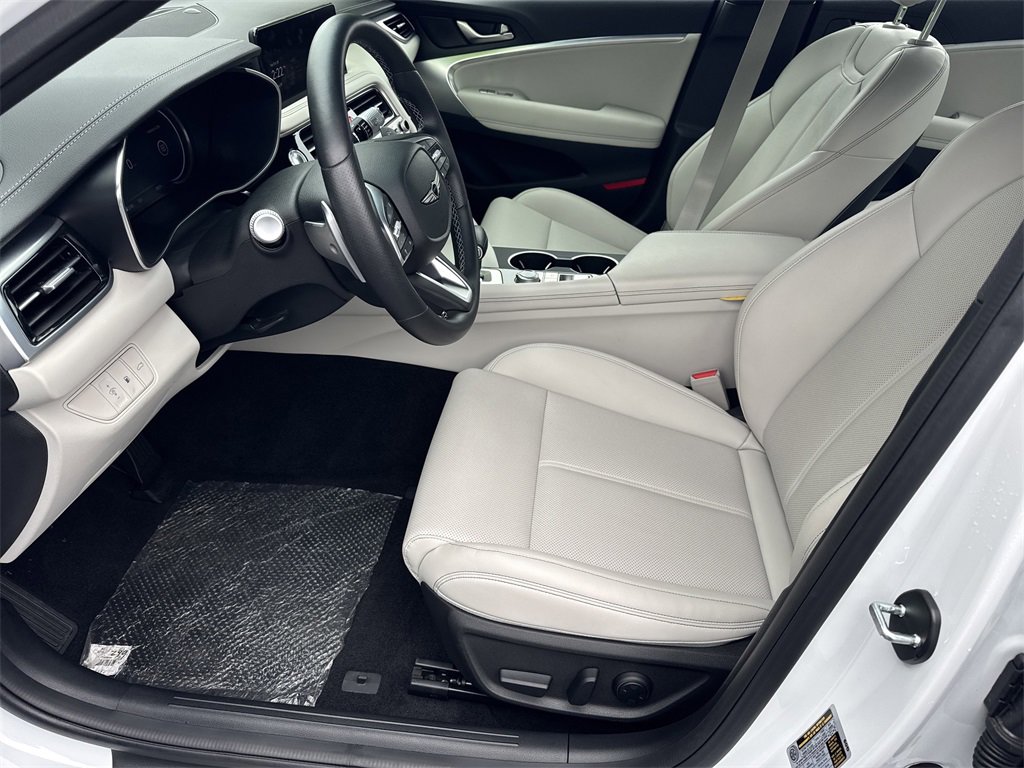 Used 2025 Genesis G70 2.5T image 9