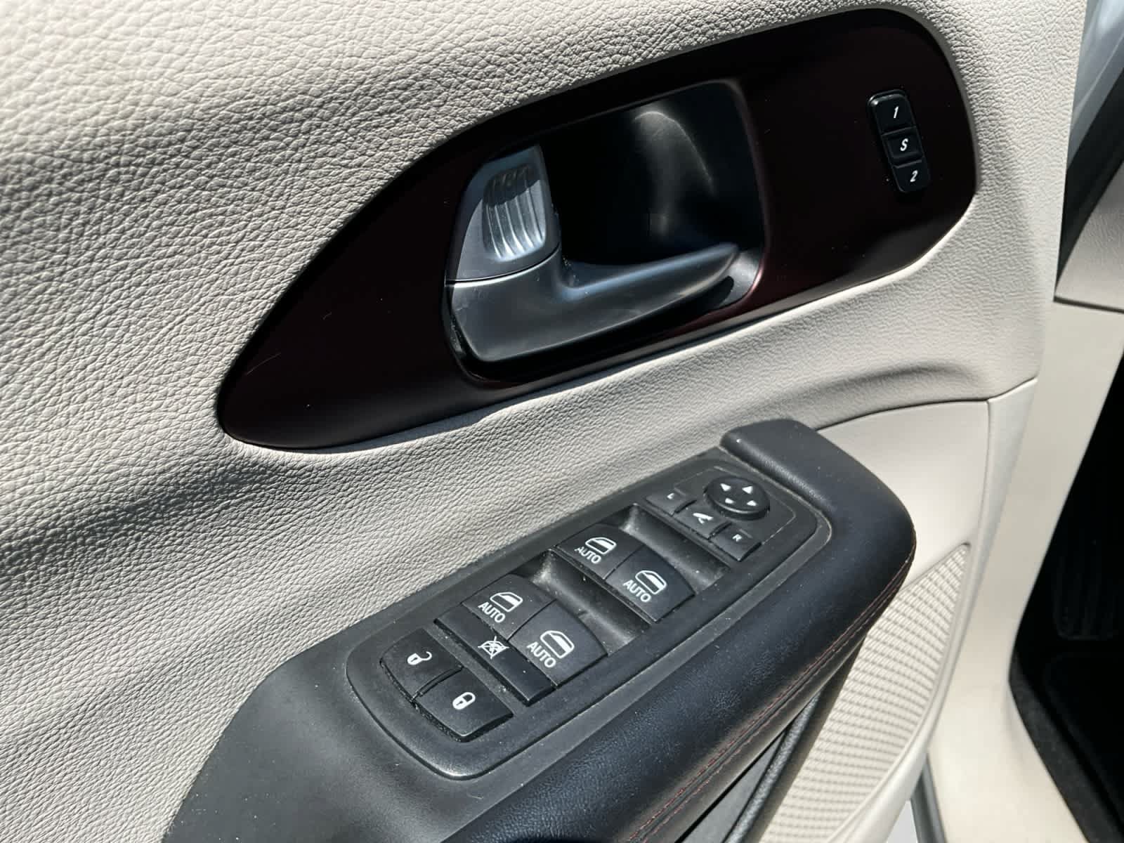 Used 2018 Chrysler Pacifica Limited FWD image 19
