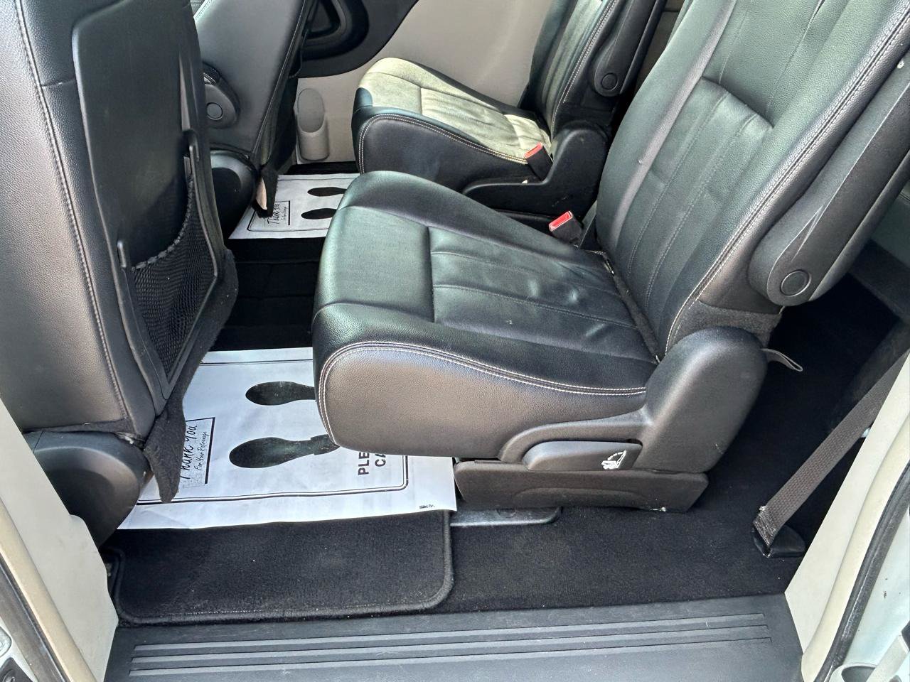 Used 2014 Chrysler Town & Country Touring FWD image 9