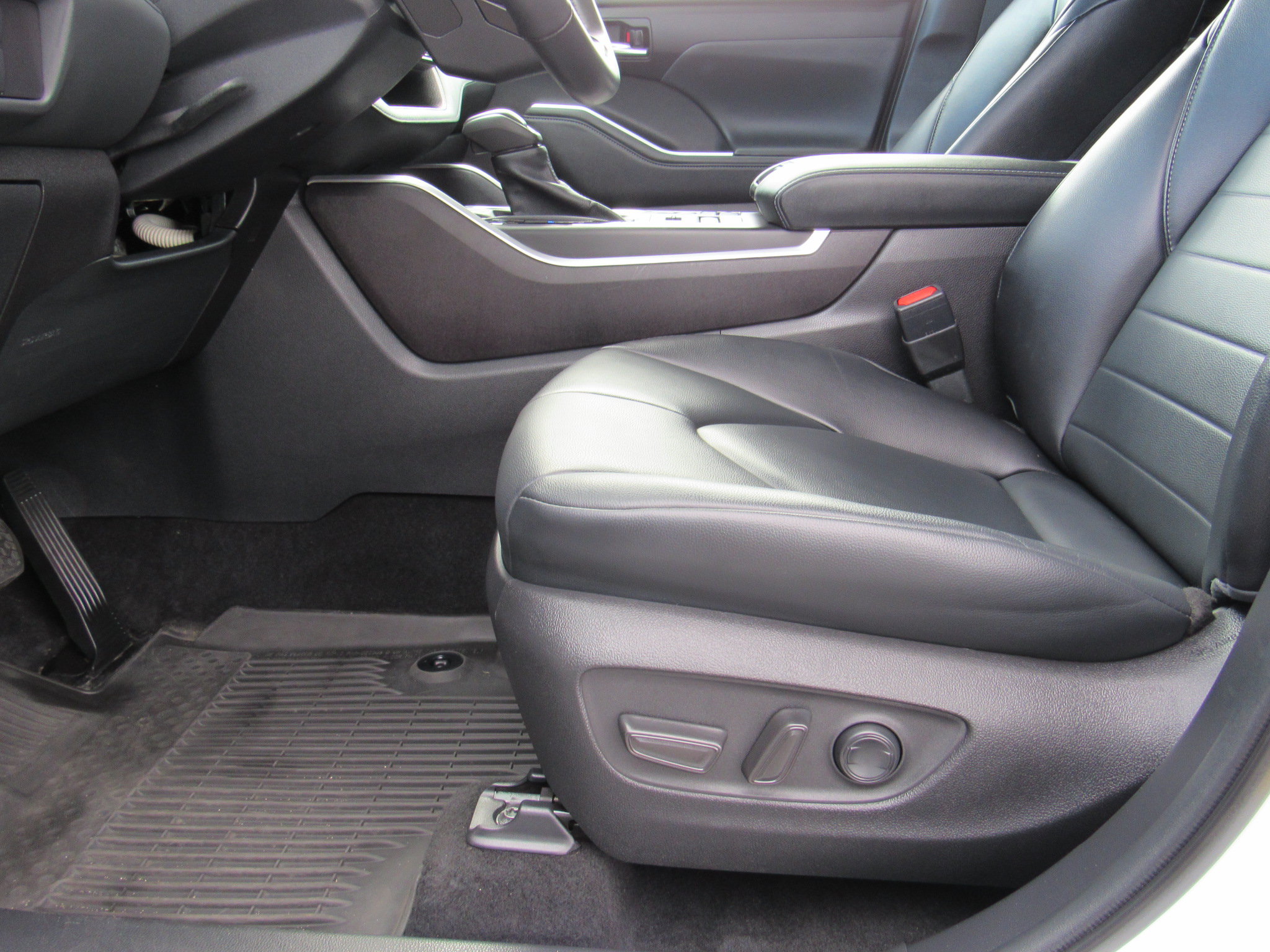 Used 2022 Toyota Highlander XLE AWD/4WD image 12