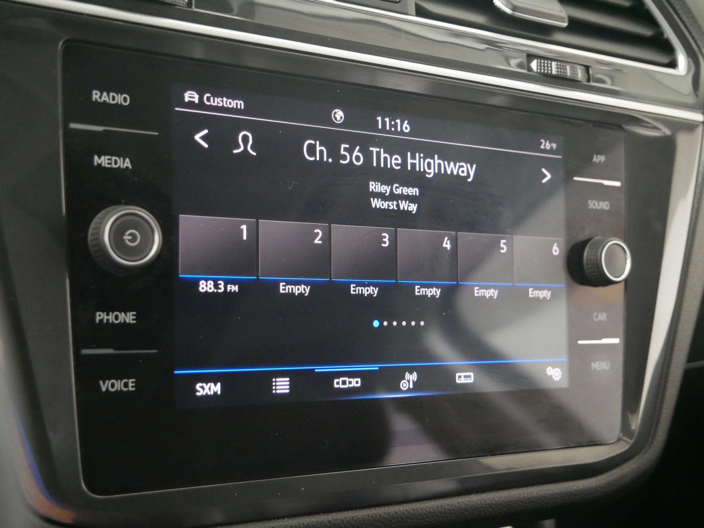 Used 2024 Volkswagen Tiguan SE w/ Panoramic Sunroof Package image 22