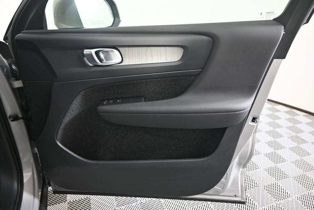 Used 2024 Volvo XC40 B5 Plus AWD/4WD image 12