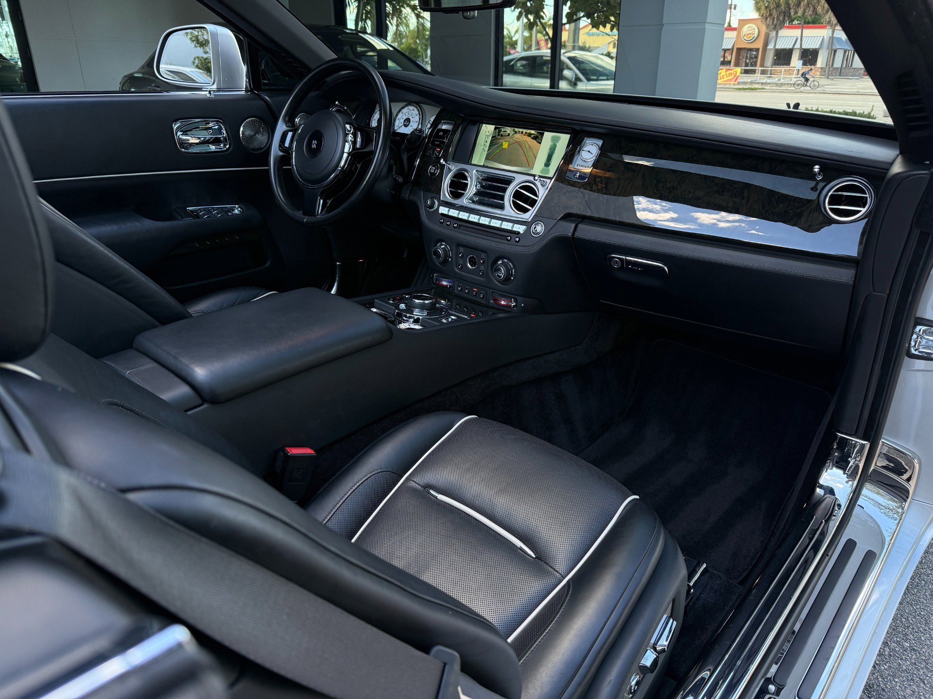 Used 2017 Rolls-Royce Dawn image 32