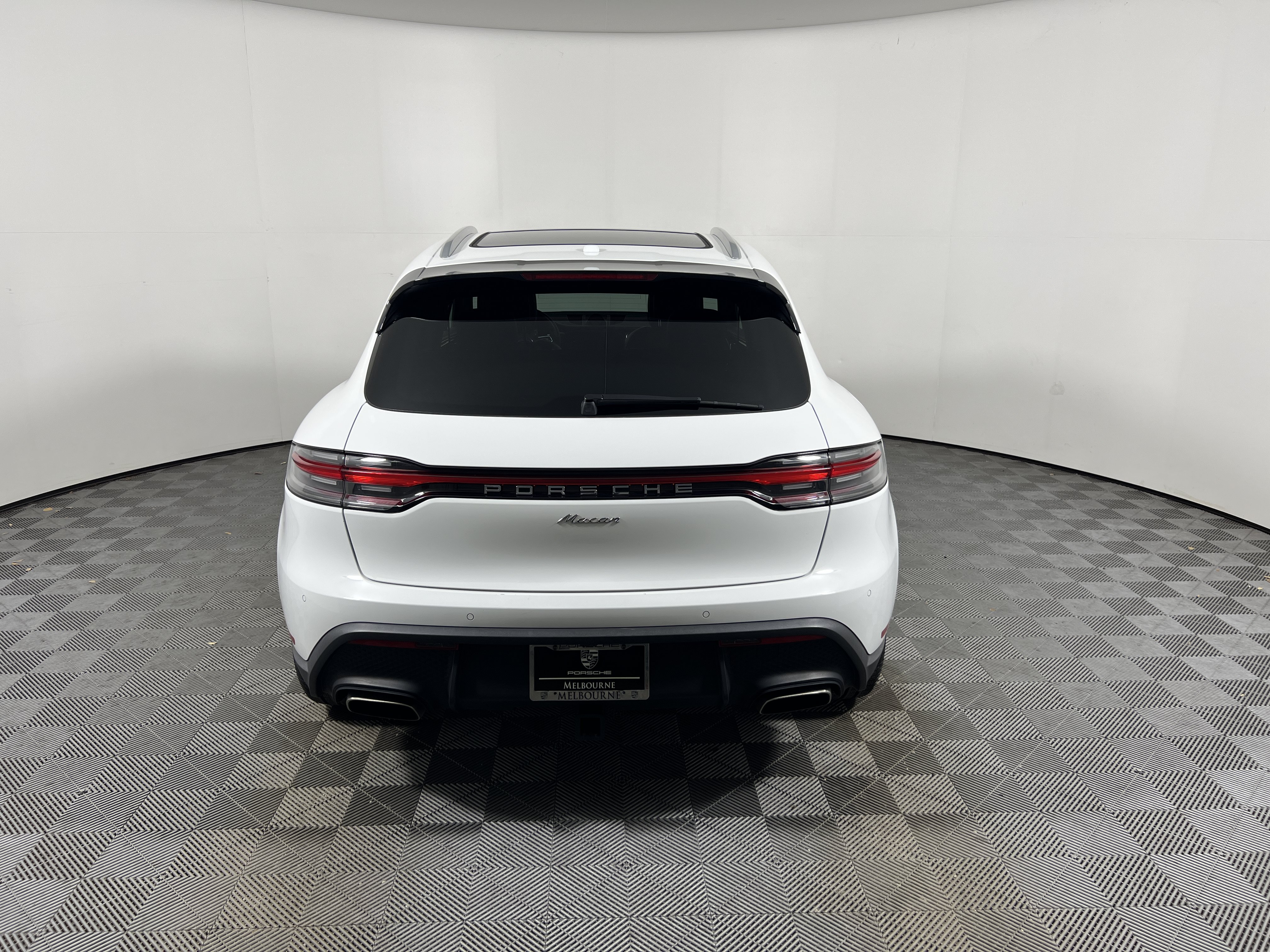 Certified 2024 Porsche Macan AWD/4WD image 3