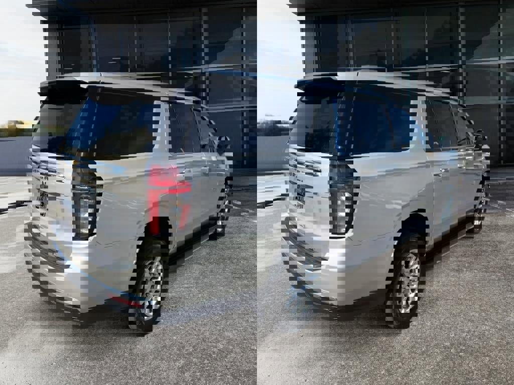 Used 2024 Chevrolet Suburban LT image 7
