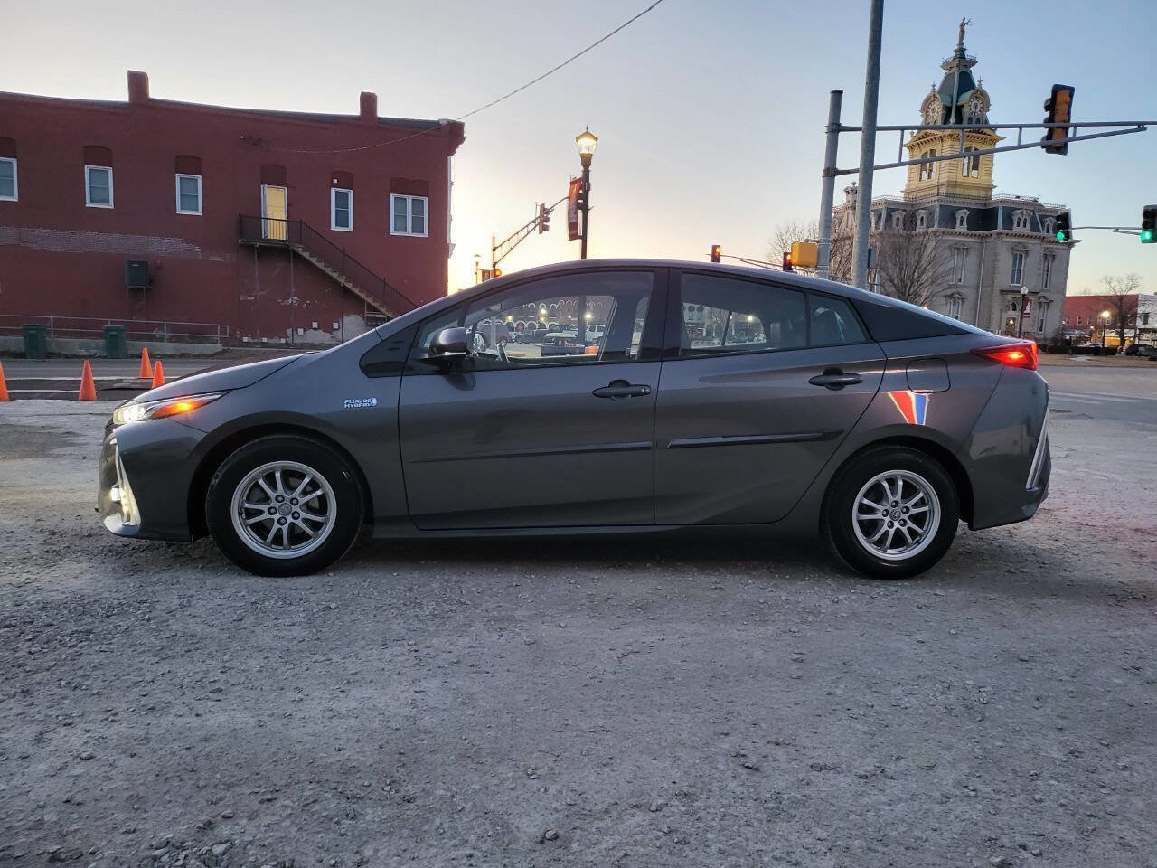 Used 2018 Toyota Prius Prime Advanced image 2