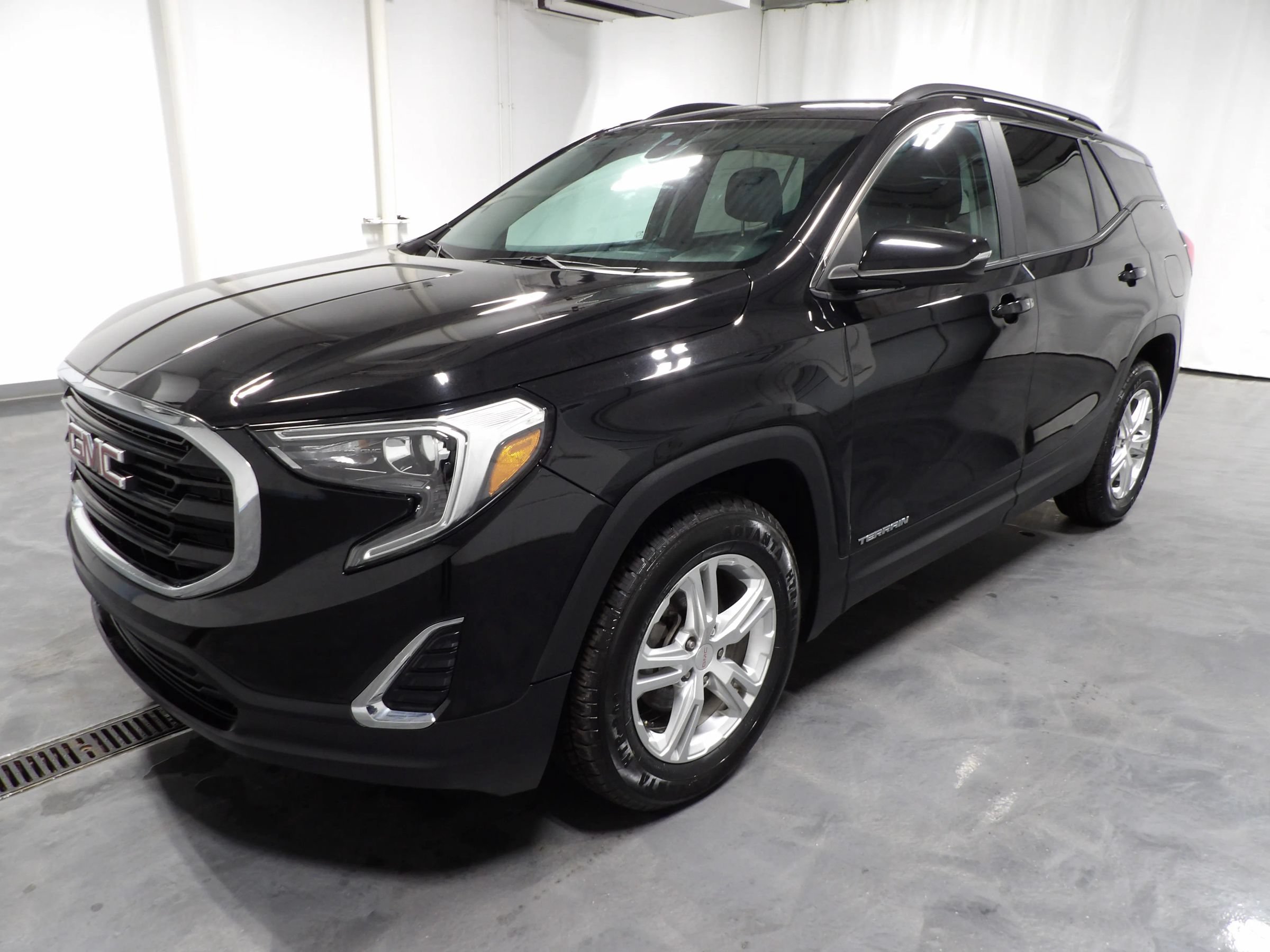 Used 2021 GMC Terrain SLE w/ Driver Convenience Package FWD image 4