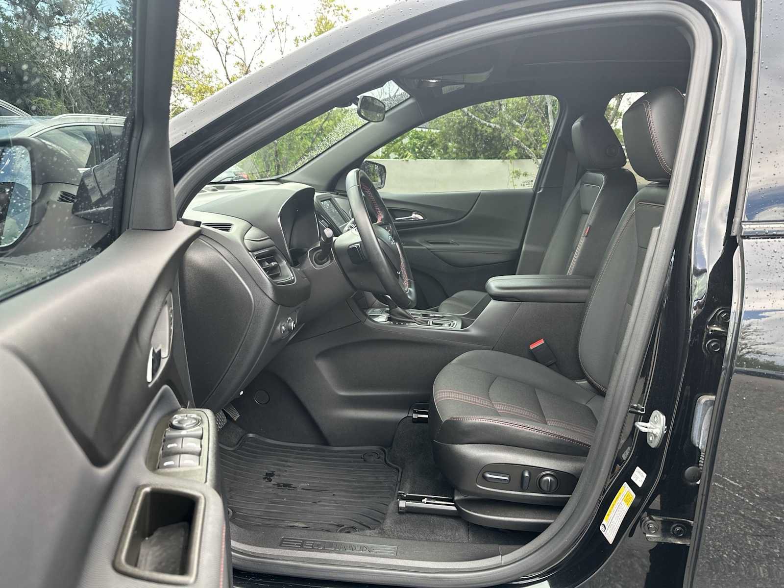 Used 2023 Chevrolet Equinox RS FWD image 2