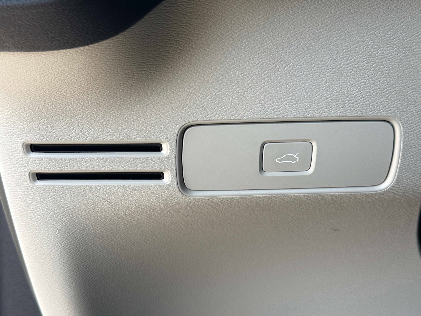 Used 2023 Volvo XC40 B4 Plus w/ Protection Package Premier FWD image 33