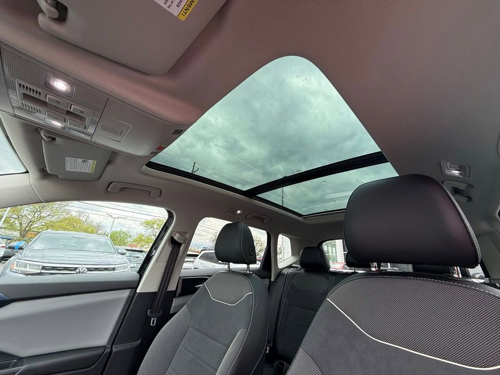 Used 2023 Volkswagen Taos SE w/ Panoramic Sunroof Package AWD/4WD image 5