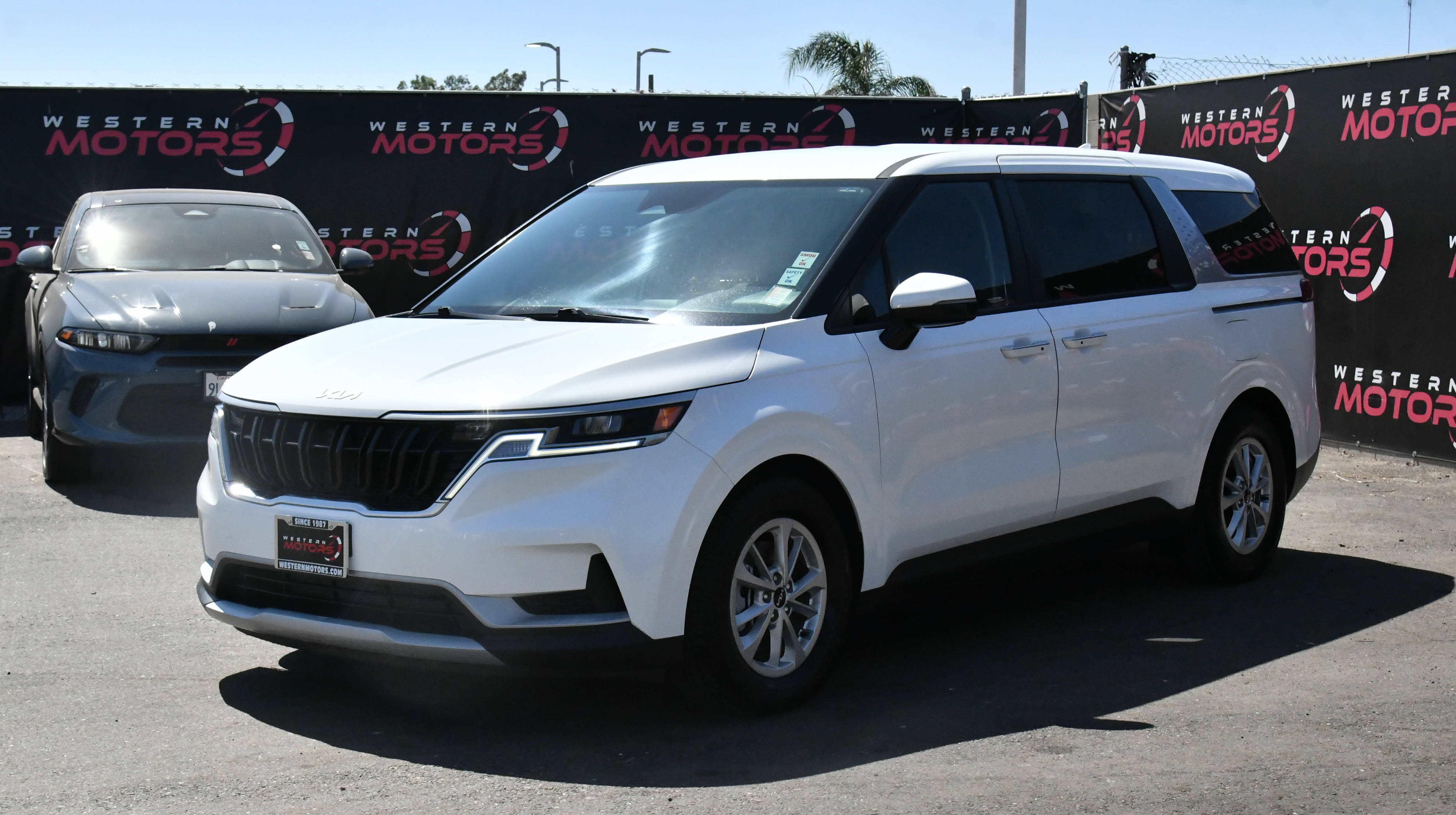 Used 2023 Kia Carnival LX FWD image 3