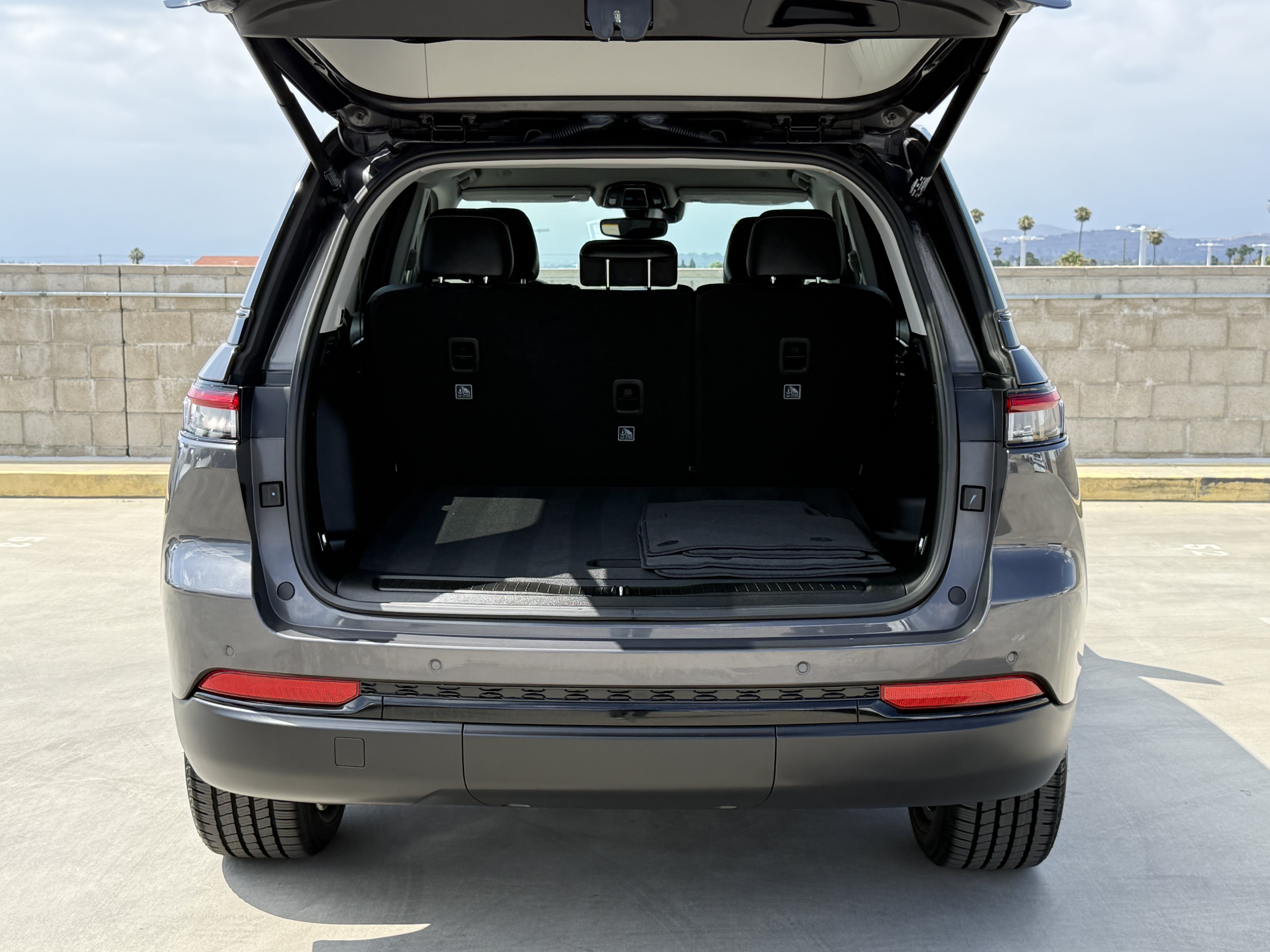 Used 2024 Jeep Grand Cherokee Limited w/ Black Appearance Package RWD image 13