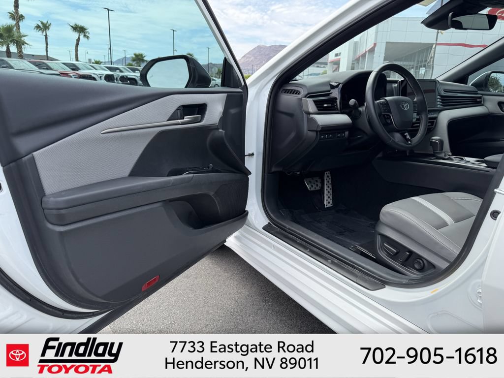 Used 2025 Toyota Camry SE AWD/4WD image 5