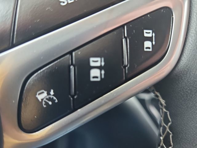 Used 2025 Chrysler Pacifica Select image 43