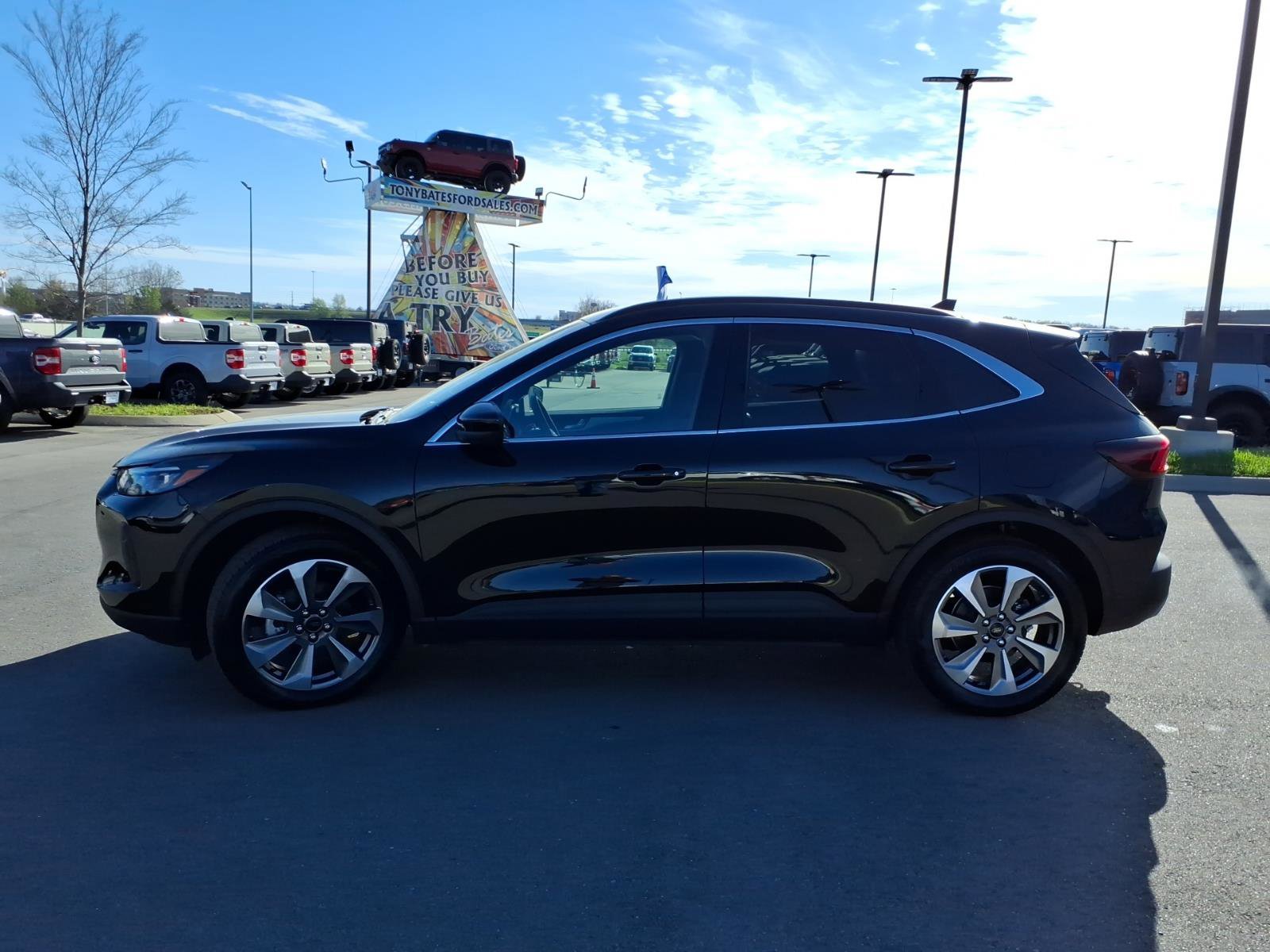 Certified 2025 Ford Escape Platinum w/ Class II Trailer Tow Package FWD image 6