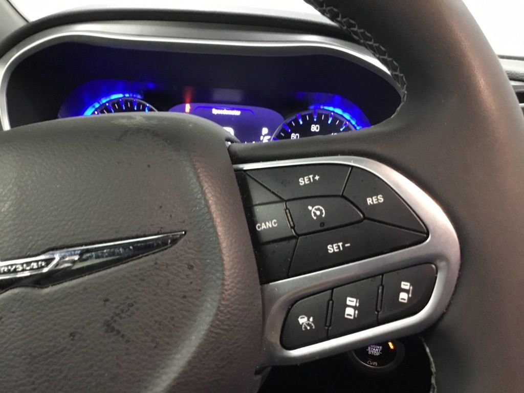 Used 2025 Chrysler Pacifica Select image 36